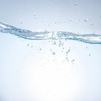 波立つ水面に無数の気泡が浮かぶクリアなウォーターの写真