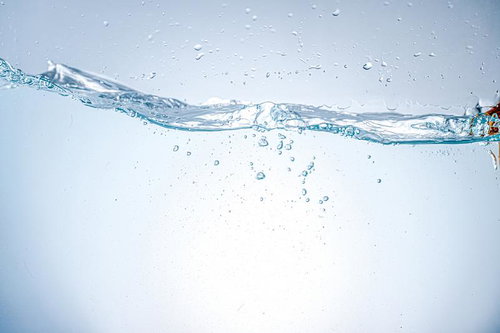 波立つ水面に無数の気泡が浮かぶクリアなウォーター