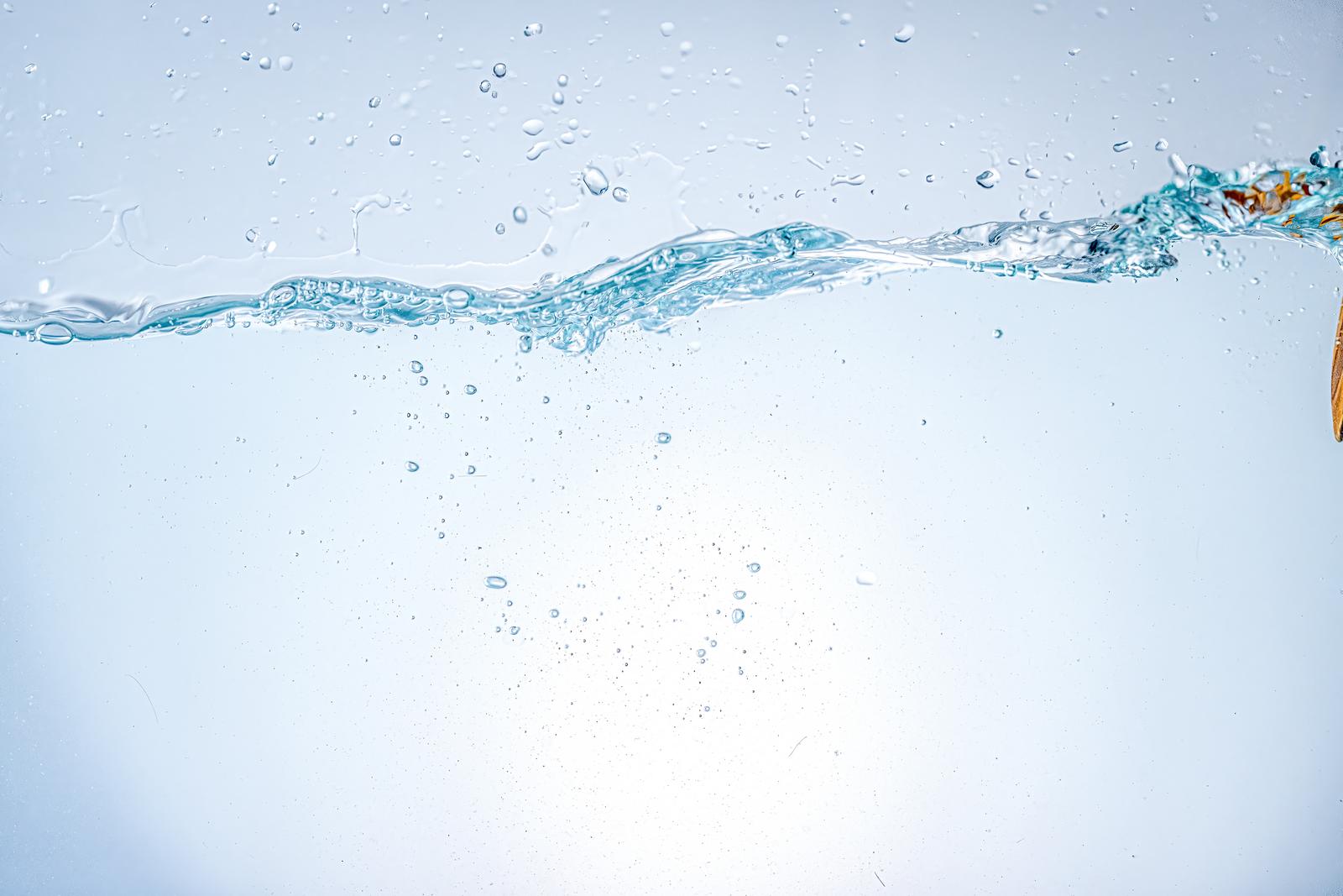 透明な水が流れ落ち、無数の気泡が舞い上がっている写真