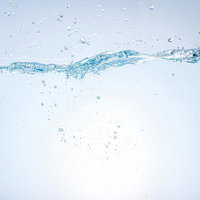 みずみずしい透明感溢れる水の流れと気泡が舞う瞬間の写真