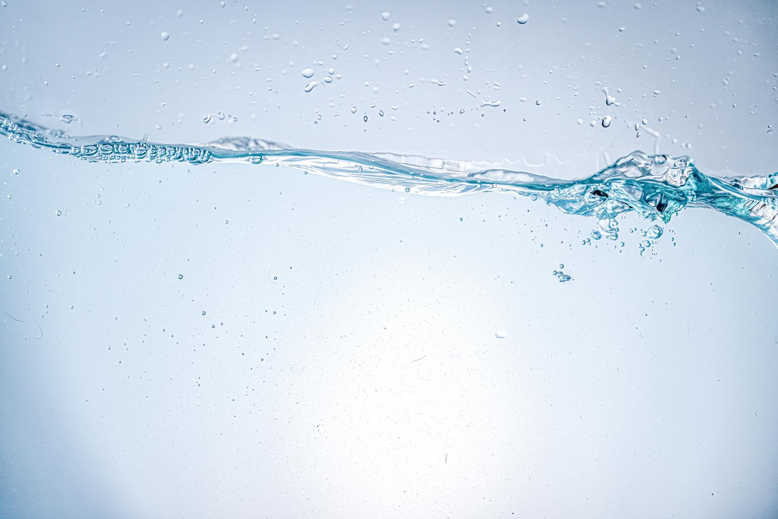 透明な水の中に波紋と気泡が浮かぶ
