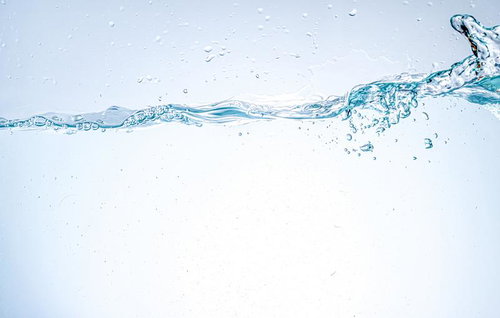 透明度の高いミネラルウォーターが静かに波打つ