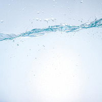 透明な水中に浮かぶ気泡と波打つ水面の写真