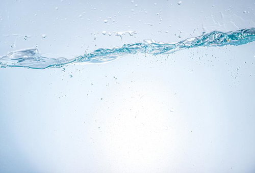 透明な水中に浮かぶ気泡と波打つ水面