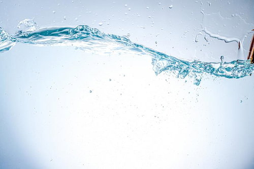 透明な水が大きく波打つ動的な流れ、清澄でミネラル豊富な水