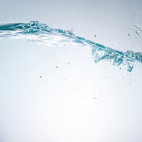 水が入った水槽に波をつける水の動きと気泡の写真