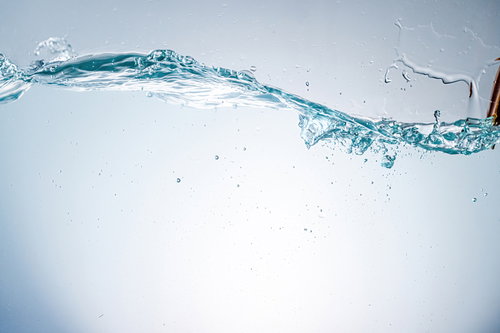 水が入った水槽に波をつける水の動きと気泡