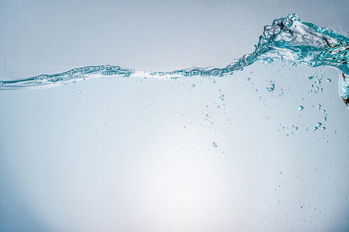 水槽に大きな波を起こす水しぶきと気泡の流動