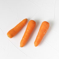 泥を落としてきれいになった三本の人参の写真