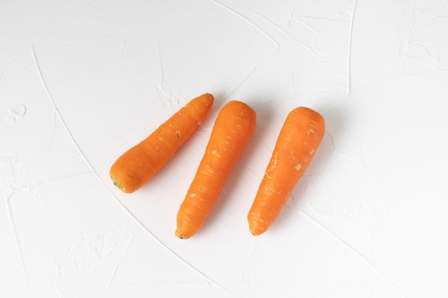 泥を落としてきれいになった三本の人参