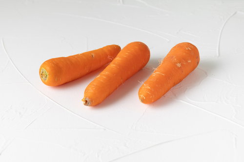 洗いたての三本のニンジン 新鮮な人参