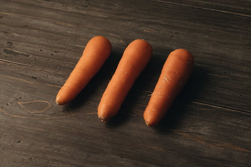 綺麗に洗われた三本の人参