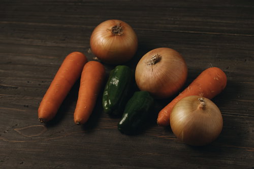 料理用に厳選された玉葱と人参とピーマンの3種類の野菜
