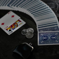 トランプのスプレッドとコイン、賭けのテーブルの写真