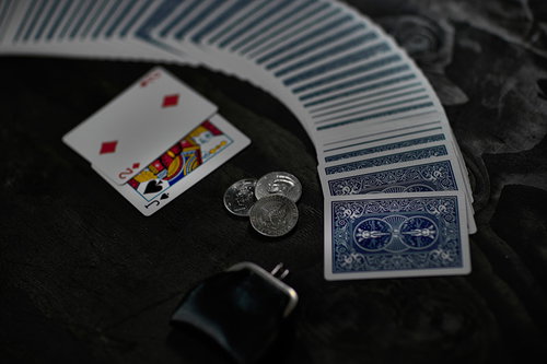 トランプのスプレッドとコイン、賭けのテーブル