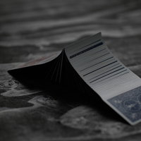 トランプをひっくり返す勝負の瞬間、カジノのテーブルの写真