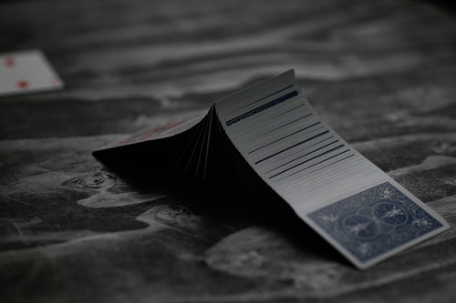 トランプをひっくり返す勝負の瞬間、カジノのテーブル