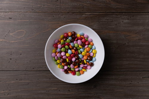 白いお皿に盛られたカラフルなチョコレート菓子