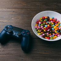 ゲームコントローラーとカラフルなマーブルチョコの組み合わせの写真