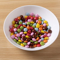 白い皿に盛られたカラフルな色合いのマーブルチョコレートの写真