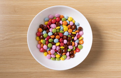 白いボウルに盛ったカラフルなマーブルチョコレート