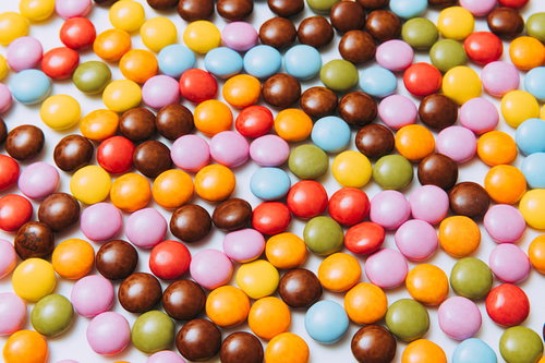 赤・青・黄色が混在したマーブルチョコのテクスチャー