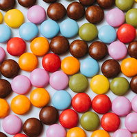 色とりどりのマーブルチョコまみれのテクスチャーの写真