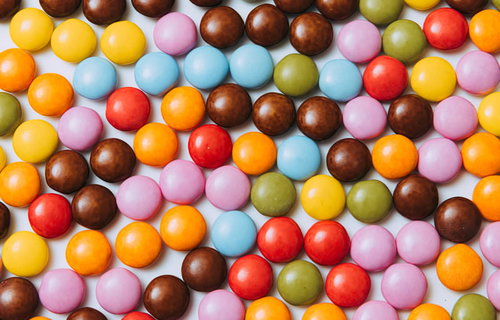 色とりどりのマーブルチョコまみれのテクスチャー