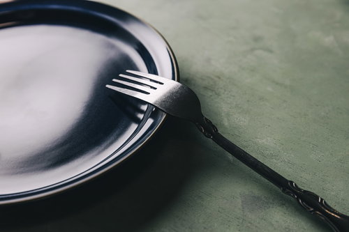 黒いフォークと白い皿のディナーセッティング