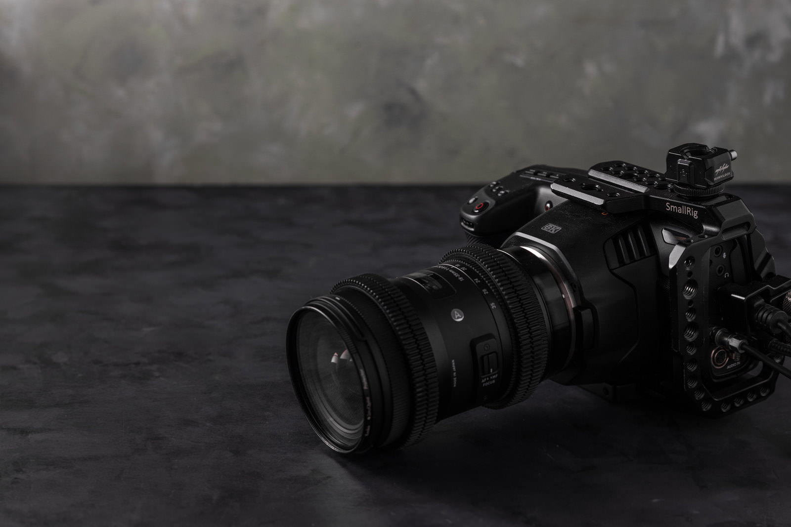 スモールリグとアクセサリーを装着した黒いビデオカメラ