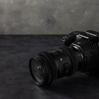 スモールリグを装着したプロ用ビデオカメラのセットアップの写真