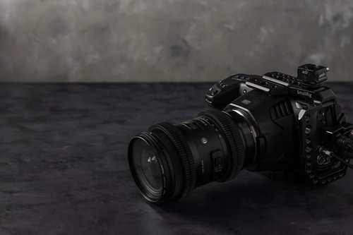 スモールリグを装着したプロ用ビデオカメラのセットアップ