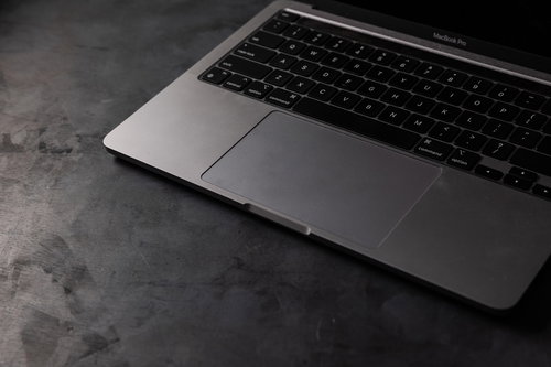MacBook Proのシルバーボディに配置された黒いキーボード