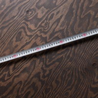 木目模様の板にかけた白いメジャー巻き尺で計測の写真