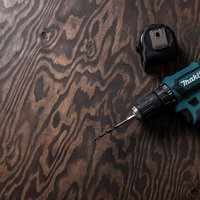 木目の作業テーブルの上に置いたマキタの電ドルの写真