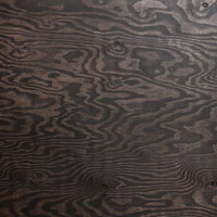 深い木目テクスチャーの板壁、年輪と節が複雑に入り組んだ自然な木製壁材の写真