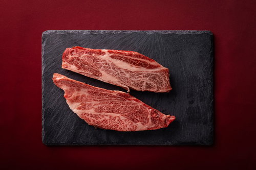 黒いスレート皿に並ぶ霜降り松阪牛のサーロインステーキ