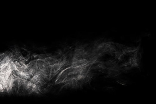 薄く立ち上る白いスモークの流れ 黒背景のモノクロ抽象テクスチャ