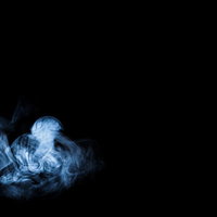 黒背景に立ち上る途切れ途切れの白煙のテクスチャの写真