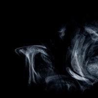 黒背景に立ち上る白煙の写真