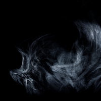 黒い背景に立ち上る白煙のスモーク効果の写真