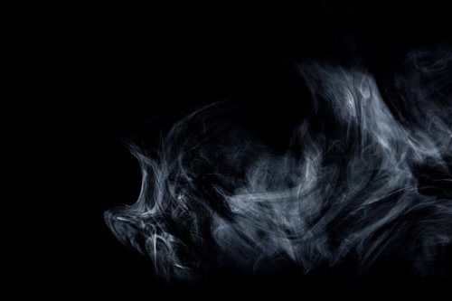 黒い背景に立ち上る白煙のスモーク効果