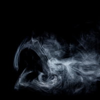 シュッと流れる白煙とスモーク、黒背景に立ち上がる複雑な煙の形状の写真