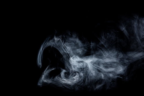 シュッと流れる白煙とスモーク、黒背景に立ち上がる複雑な煙の形状