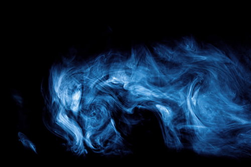 黒い背景に流れ出る青いスモークのアート