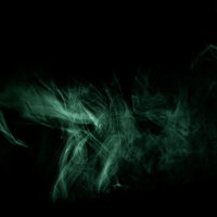 黒い背景に立ち上がる緑色のガスと煙幕の特殊効果の写真
