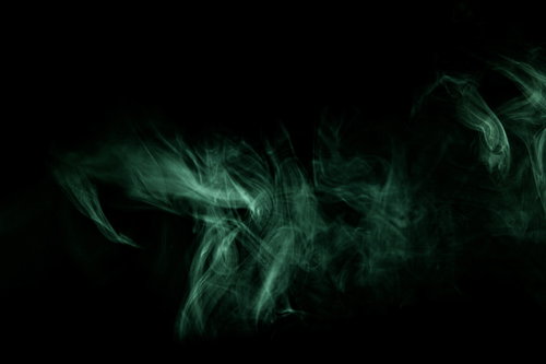黒い背景に立ち上がる緑色のガスと煙幕の特殊効果