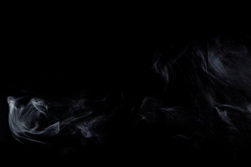 消えそうなスモークが黒背景に立ち上る