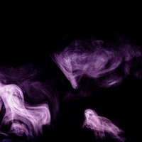 黒背景に立ち上がる紫色のモワッと不穏な煙の写真