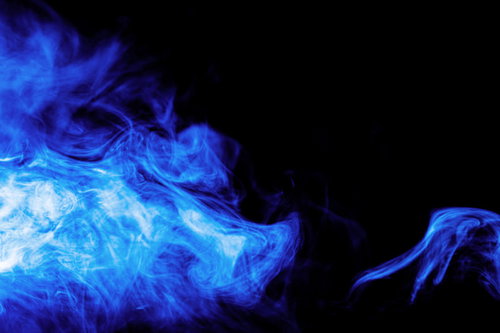 黒背景に立ち上がる青色の煙幕、スモーク効果